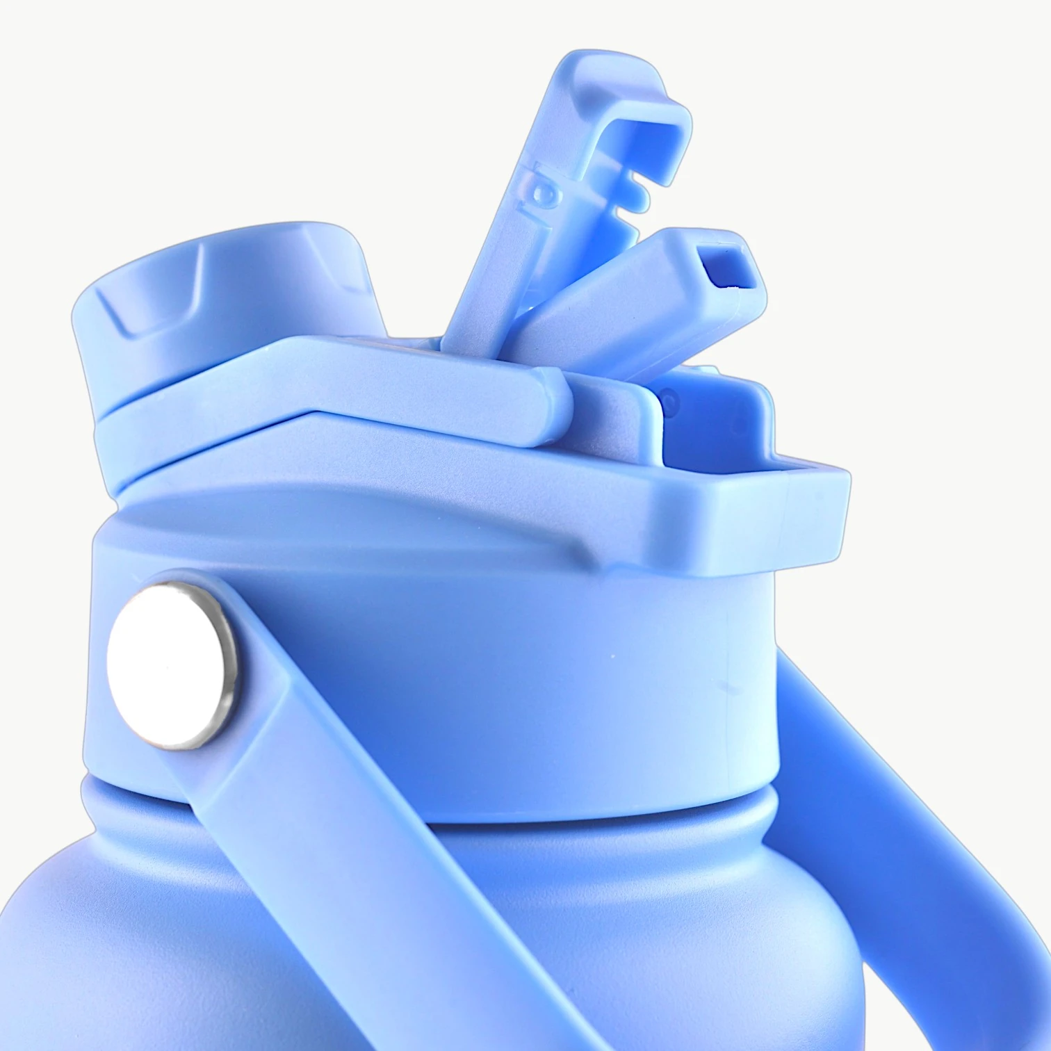 Detail van het rietje mechanisme in de Sky Blue bidon dop van Be Fit; innovatief drinksysteem.