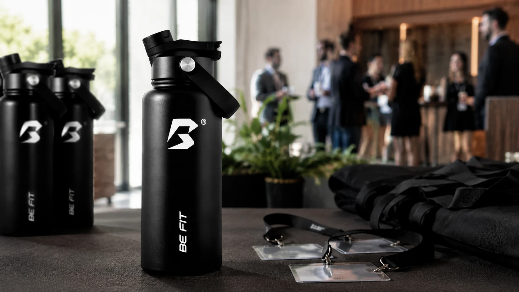 Meerdere BE FIT drinkflessen klaargezet voor een professioneel evenement