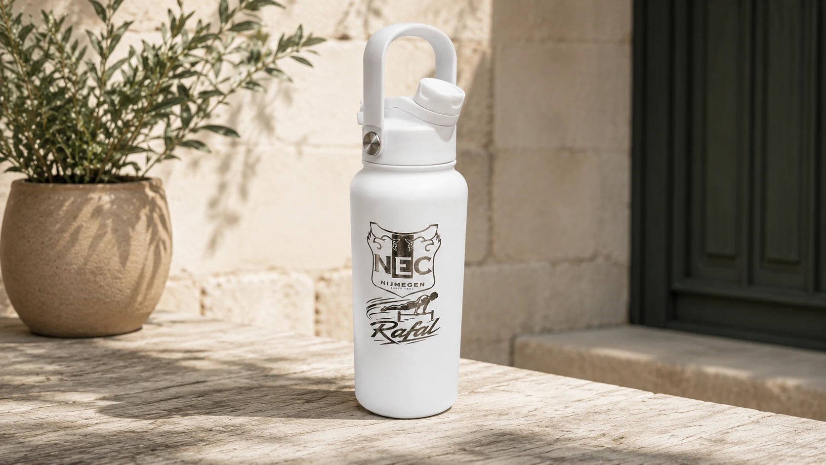 Witte BE FIT SWIGGER drinkfles met NEC Nijmegen en Rafal gravering als gepersonaliseerde sportfles voor hydratatie.