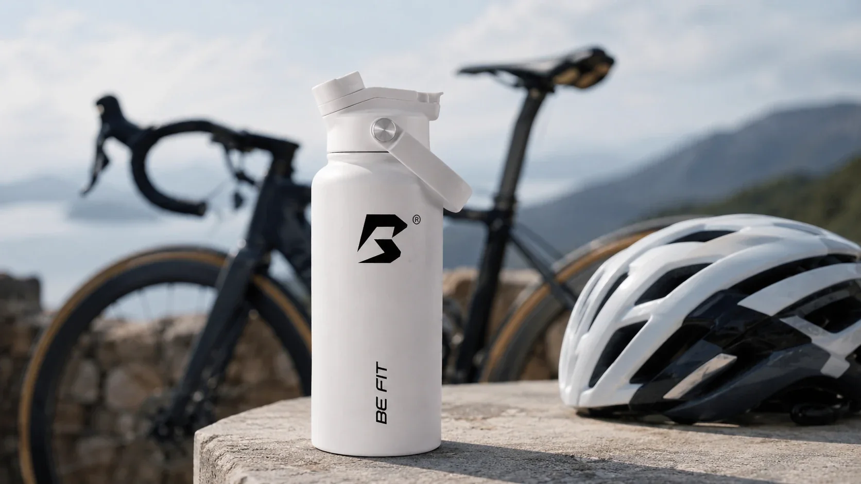 BE FIT SWIGGER RVS waterfles in een rustige outdoor setting voor wandelen, werk en dagelijks gebruik.