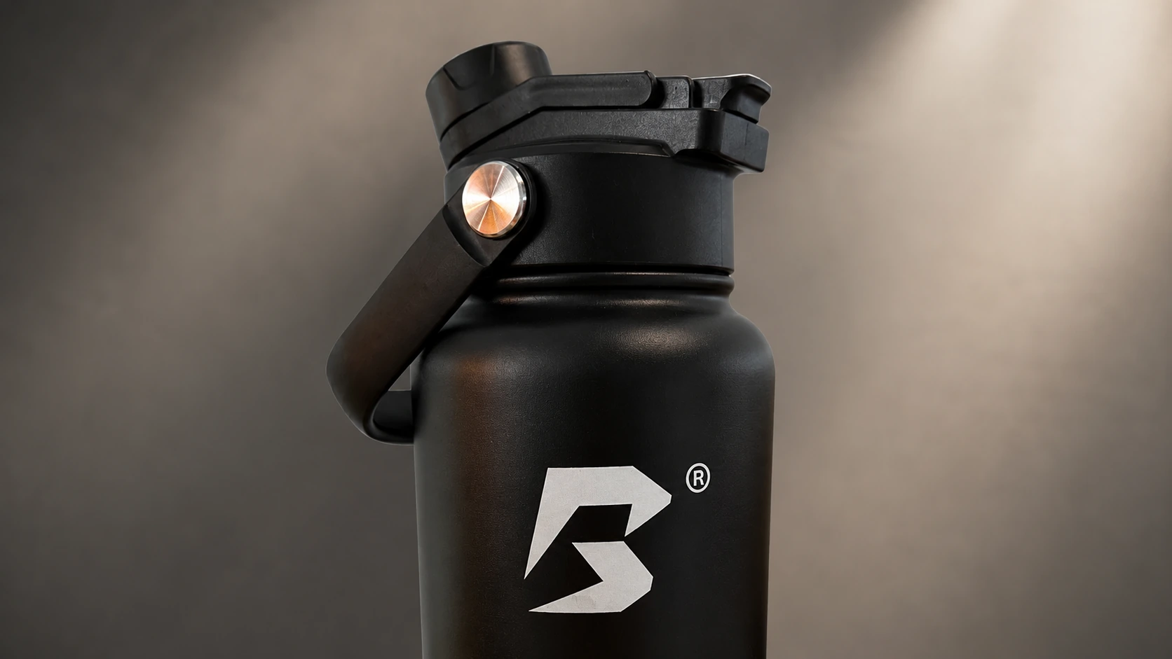 Close-up van zwarte BE FIT SWIGGER met matte poedercoating en zilveren logo
