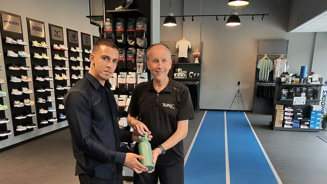 Overdracht van een groene BE FIT SWIGGER in de winkel van RunX Tilburg