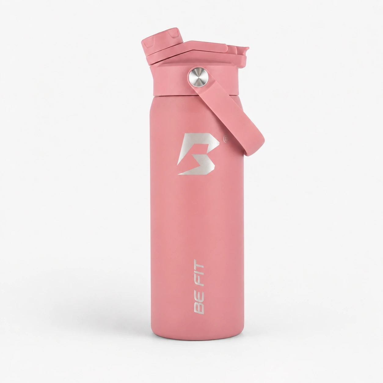 Berry Wine BE FIT SWIGGER™ van 710 ml met gesloten FlipTwist™, draaglus en ronde RVS-knop op een lichte studioachtergrond.