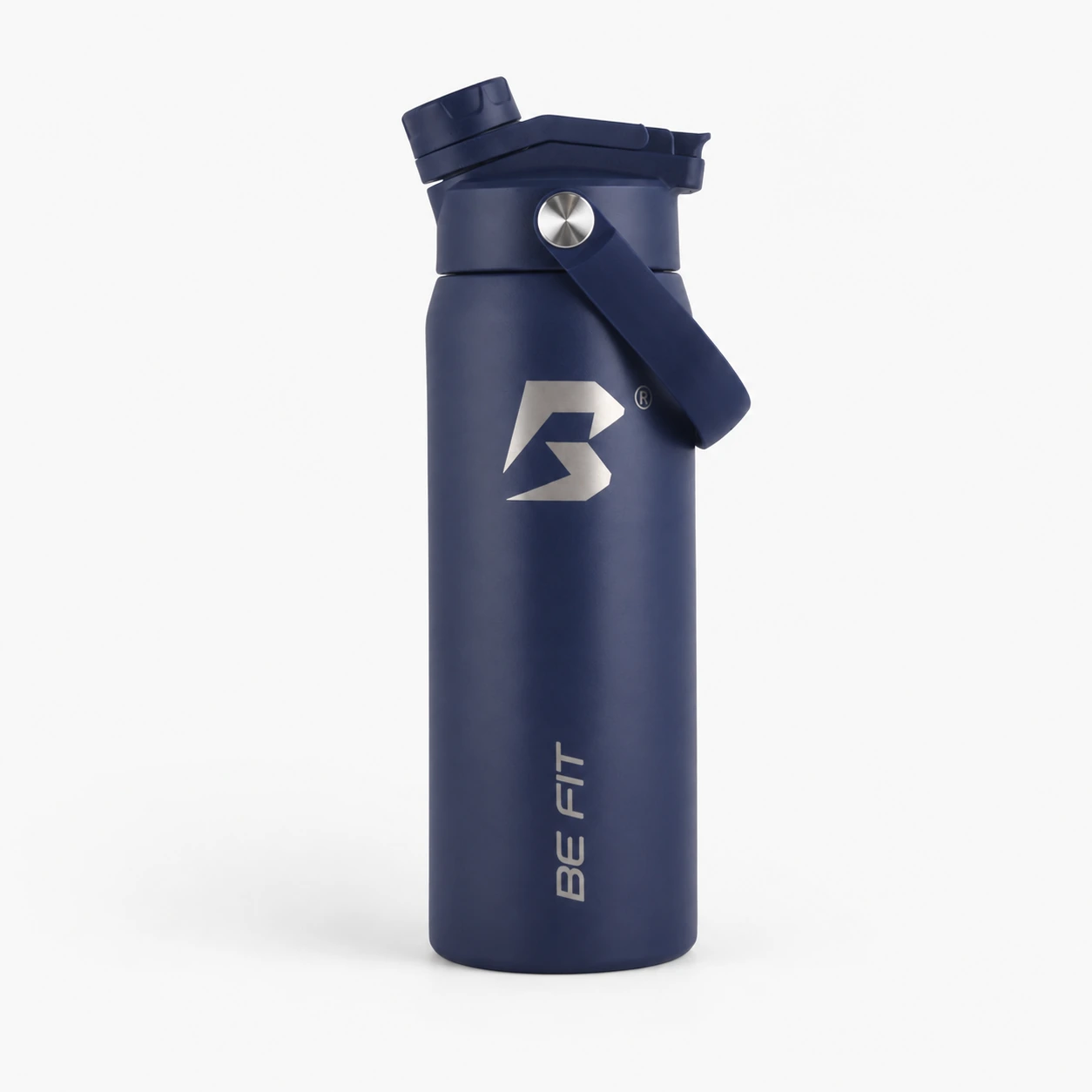 Deep Navy BE FIT SWIGGER™ van 710 ml met gesloten FlipTwist™, draaglus en ronde RVS-knop op een lichte studioachtergrond.