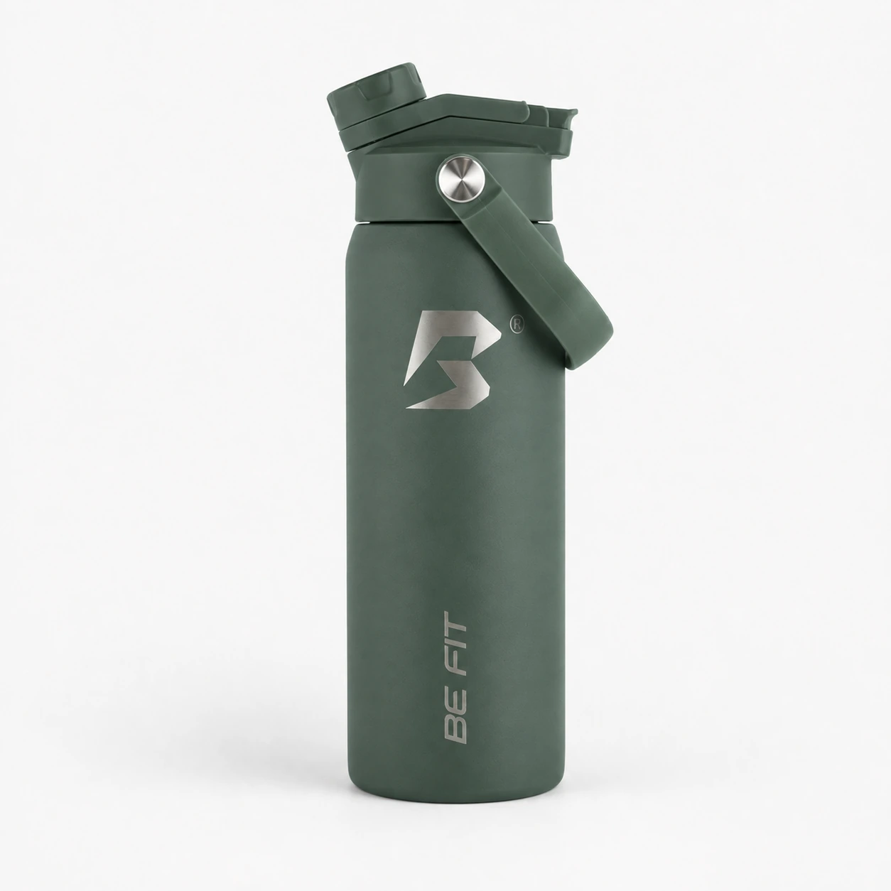 Forest Green BE FIT SWIGGER™ van 710 ml met gesloten FlipTwist™, draaglus en ronde RVS-knop op een lichte studioachtergrond.