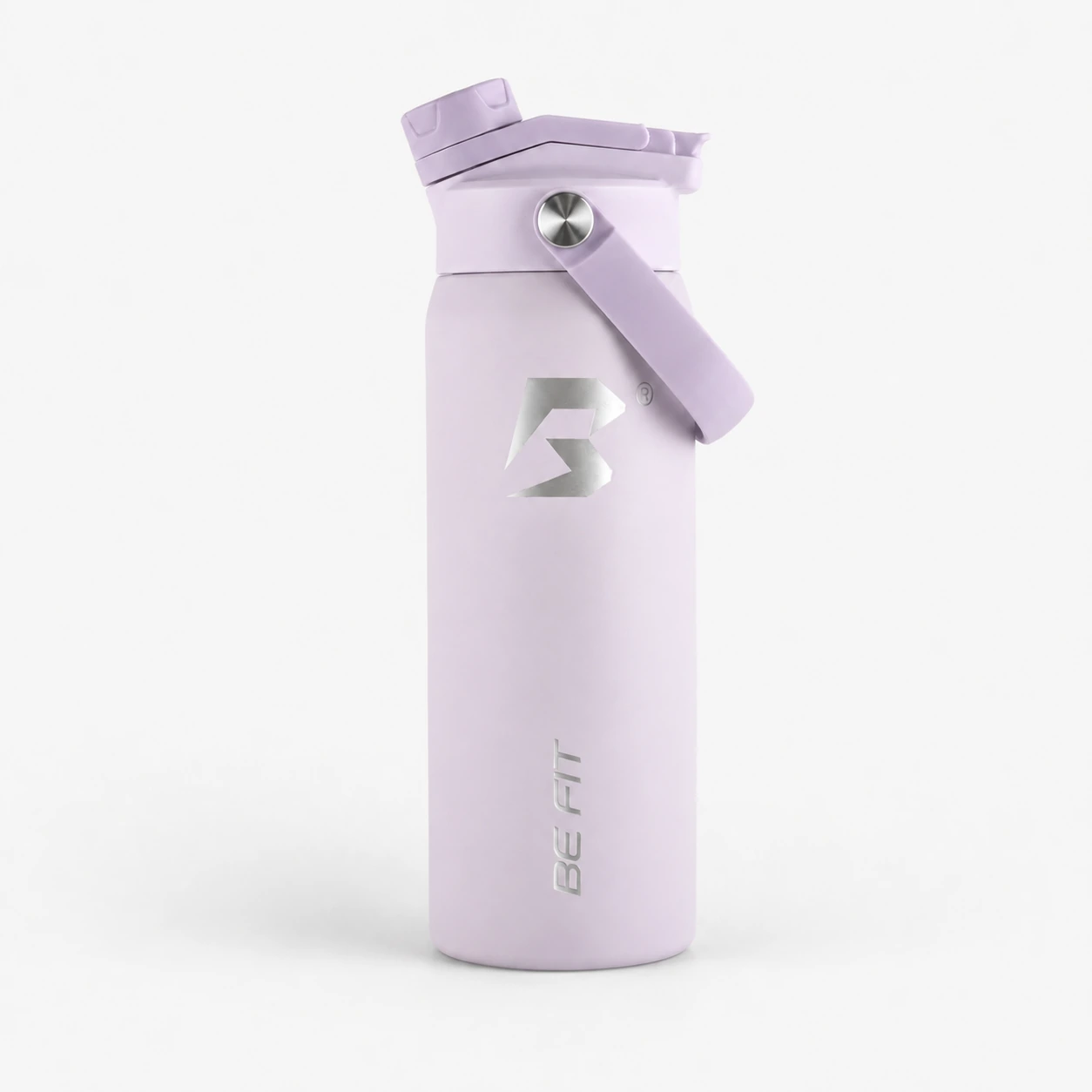 Lila BE FIT SWIGGER™ van 710 ml met gesloten FlipTwist™, draaglus en ronde RVS-knop op een lichte studioachtergrond.