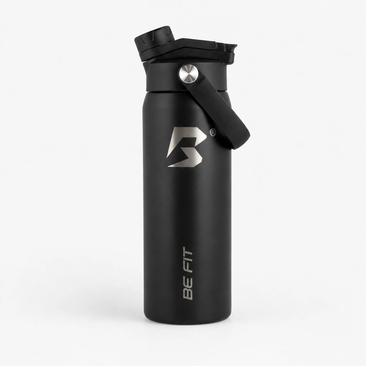 Midnight Black BE FIT SWIGGER™ van 710 ml met gesloten FlipTwist™, draaglus en ronde RVS-knop op een lichte studioachtergrond.