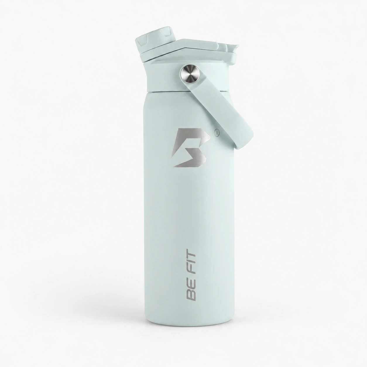 Mint Green BE FIT SWIGGER™ van 710 ml met gesloten FlipTwist™, draaglus en ronde RVS-knop op een lichte studioachtergrond.