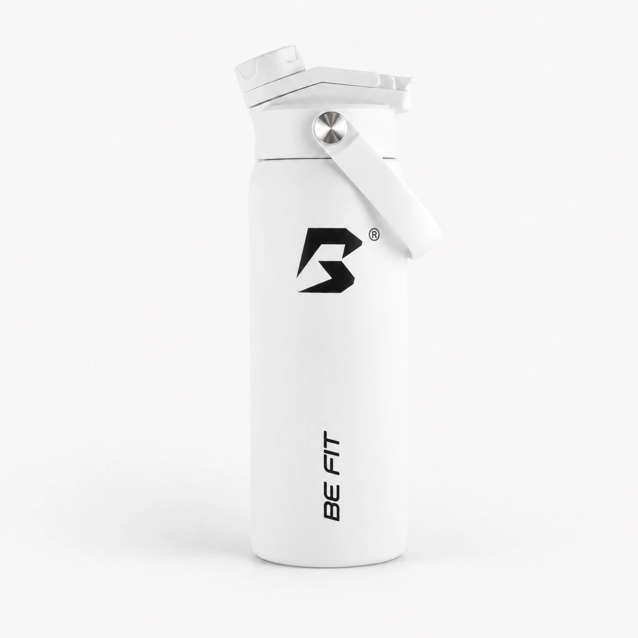 Pure White BE FIT SWIGGER™ van 710 ml met gesloten FlipTwist™, draaglus en ronde RVS-knop op een lichte studioachtergrond.