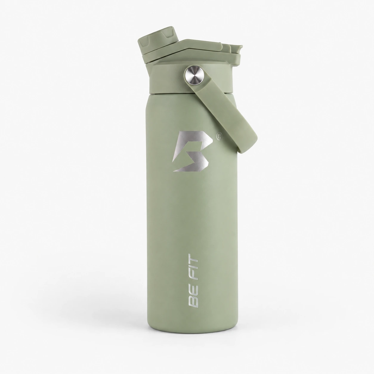 Sage Green BE FIT SWIGGER™ van 710 ml met gesloten FlipTwist™, draaglus en ronde RVS-knop op een lichte studioachtergrond.