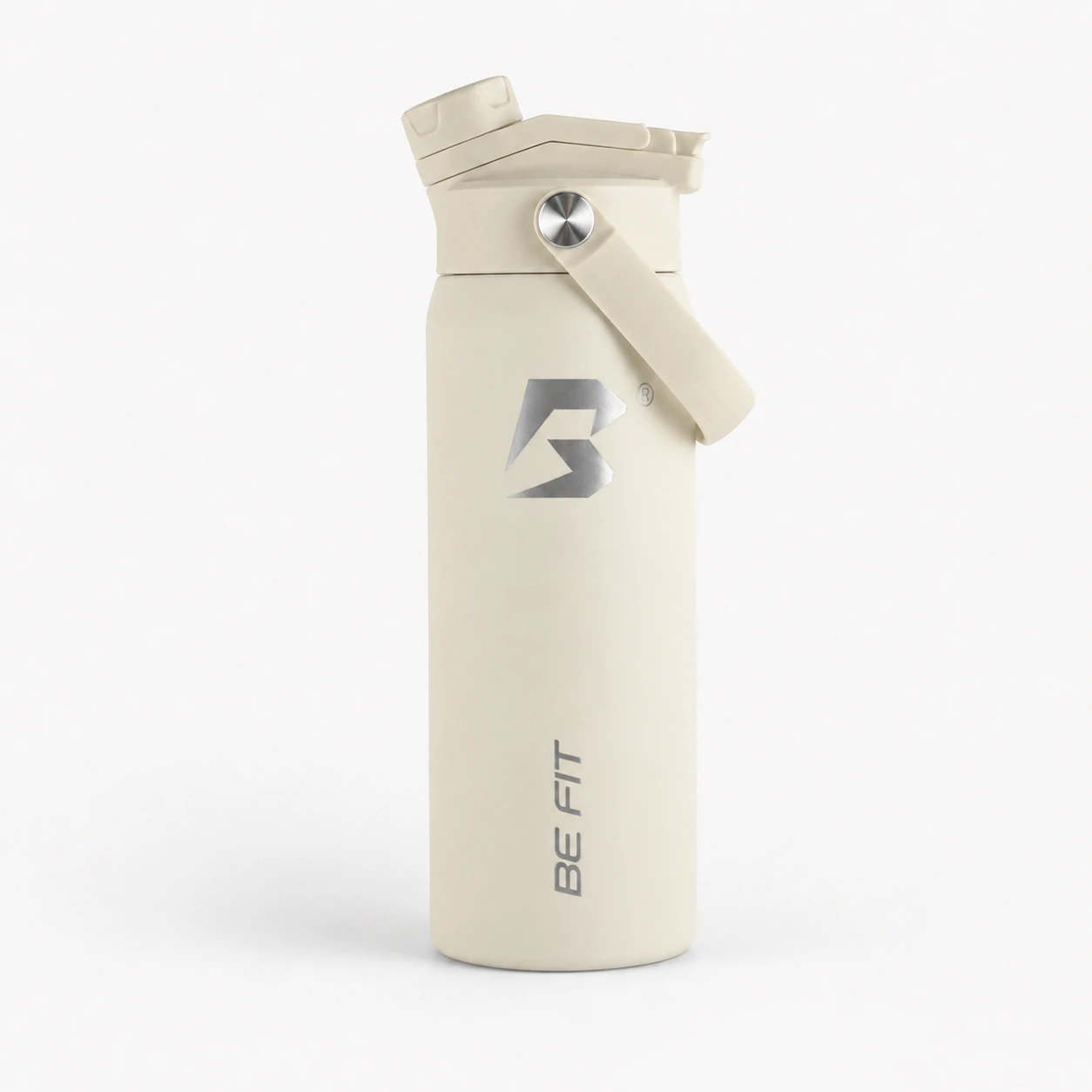 Warm White BE FIT SWIGGER™ van 710 ml met gesloten FlipTwist™, draaglus en ronde RVS-knop op een lichte studioachtergrond.